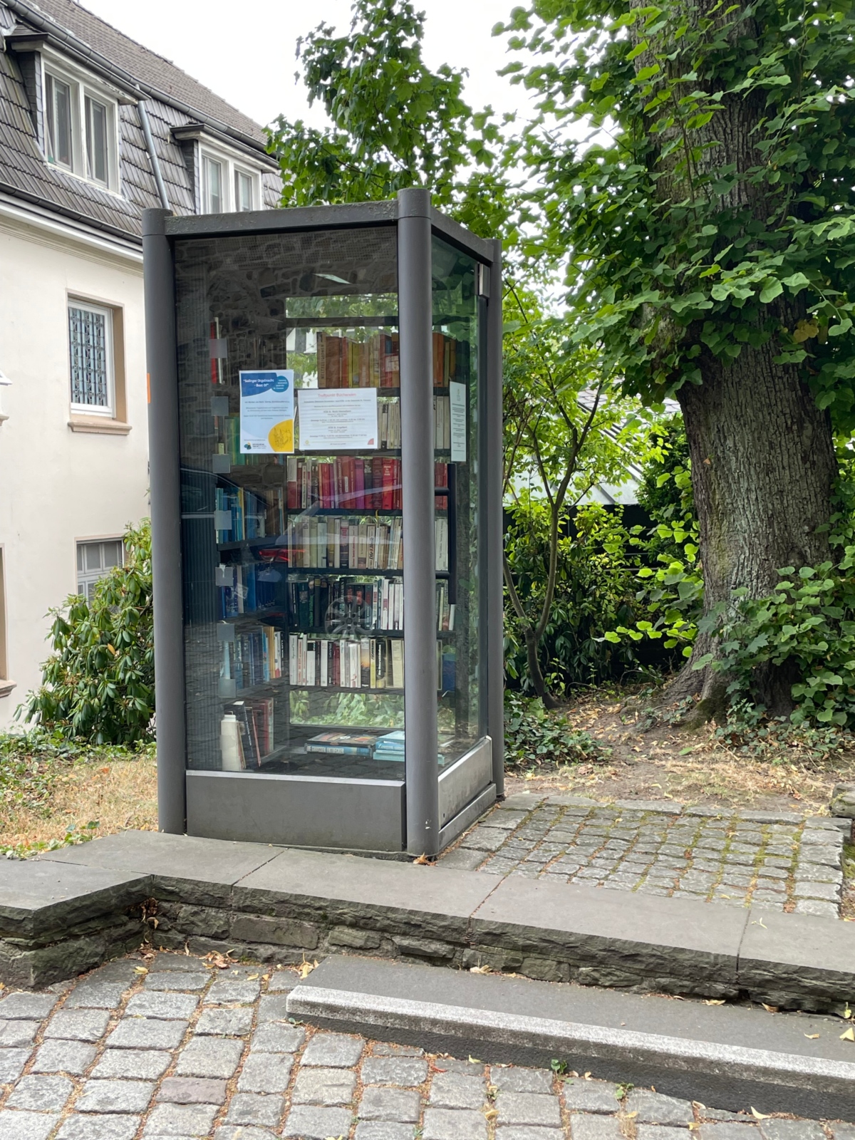 Bücherschrank in ehemaliger Telefonzelle
