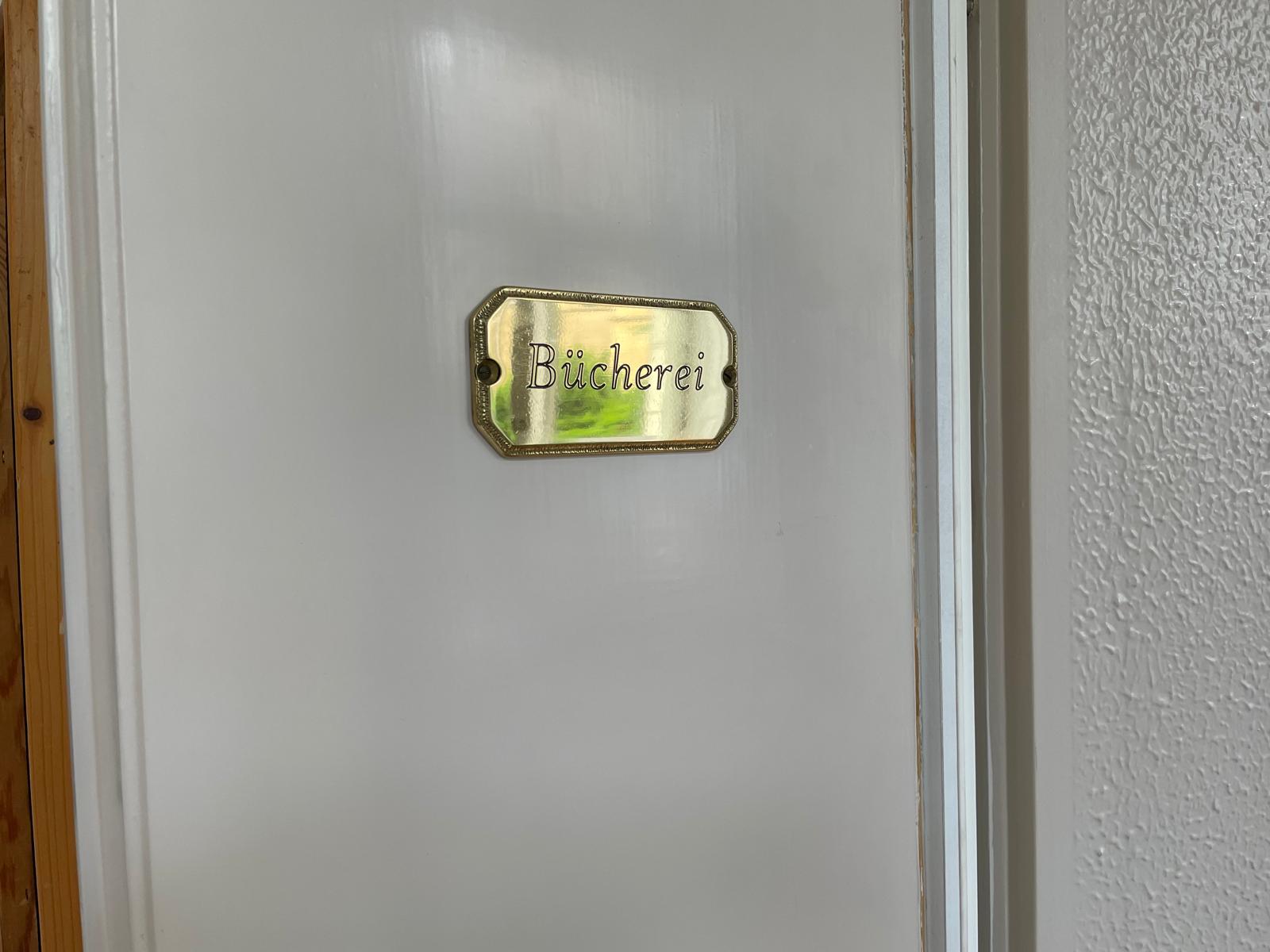 Schild an der Eingangstür der Bücherei