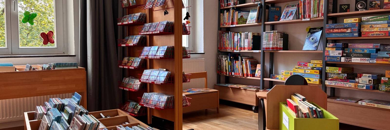 Sachbücher, CDs und Spiele im Kinderbereich